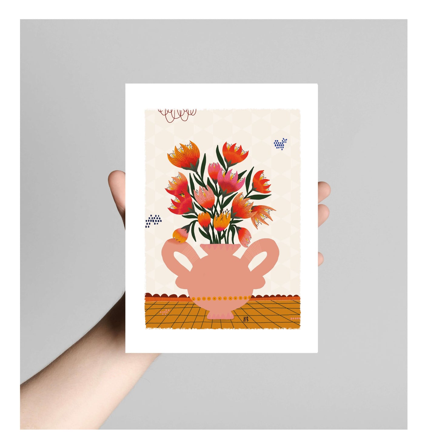 Affiche représentant un vase de forme ronde à deux anses. le vase est de couleur saumon. un bouquet de fleurs dans les tons rouges orangés.