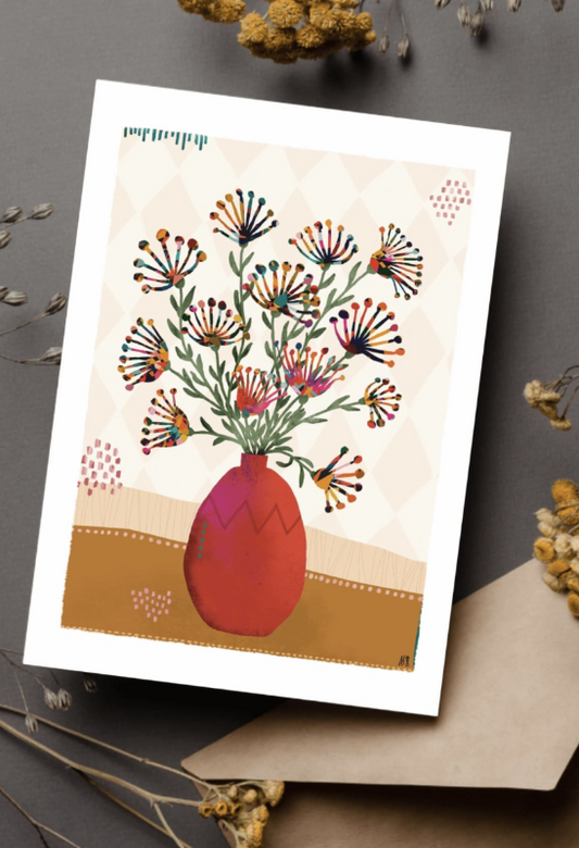 Carte postale représentant un bouquet de fleurs colorées dans un vase oval rouge. Idéale pour une femme ou un homme. Anniversaire ou fête. Création française. Papeterie Toulouse.