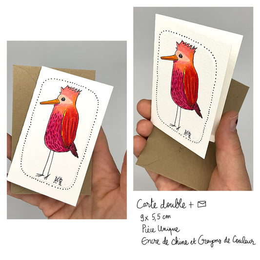 Petite carte double rectangulaire avec son enveloppe recyclée. Dessin réalisé à la main sur du papier 300G avec de l'encre de Chine et des crayons de couleur. Le dessin représente un oiseau long avec le ventre rose, les ailes rouges et la tête saumon.