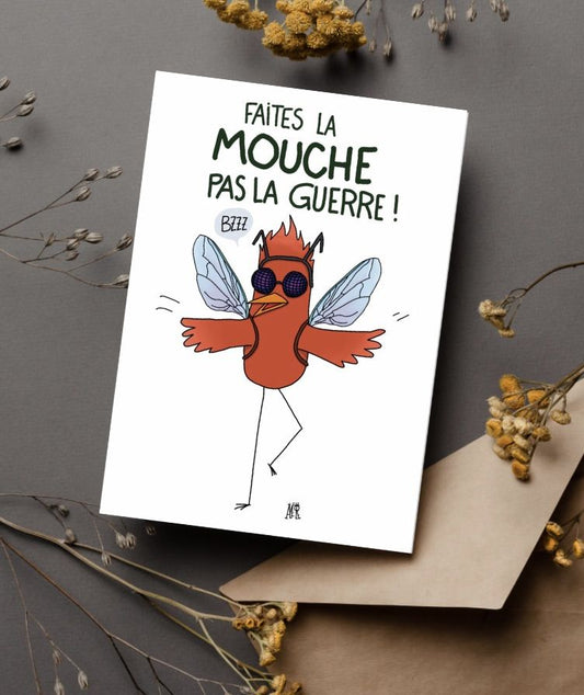 Carte Postale avec un dessin humoristique représentant un oiseau déguisé en mouche. Avec le texte au dessus disant " faites la mouche pas la guerre". Idéale pour un ami, ou pour décorer un mur