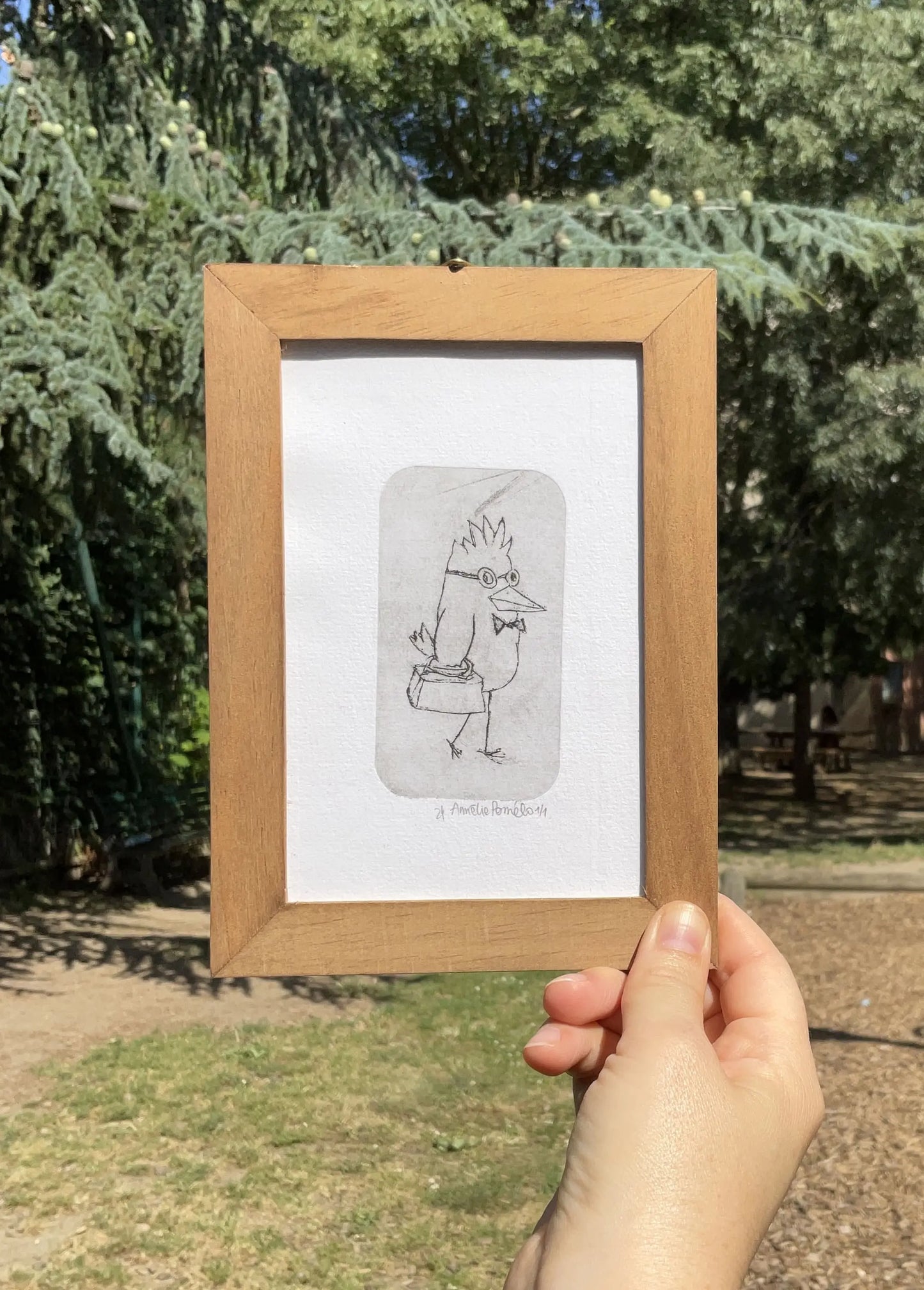 Gravure sur tétrapack représentant un oiseau avec lunettes, noeud papillon et valise partant travailler. Pièce unique. idéale pour un cadeau ou pour une décoration intérieures originale