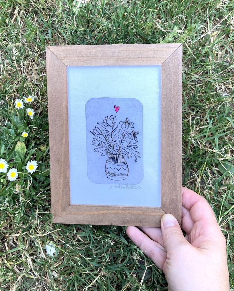 Gravure sur tétrapack représentant un pot de fleurs avec un coeur rose fluo