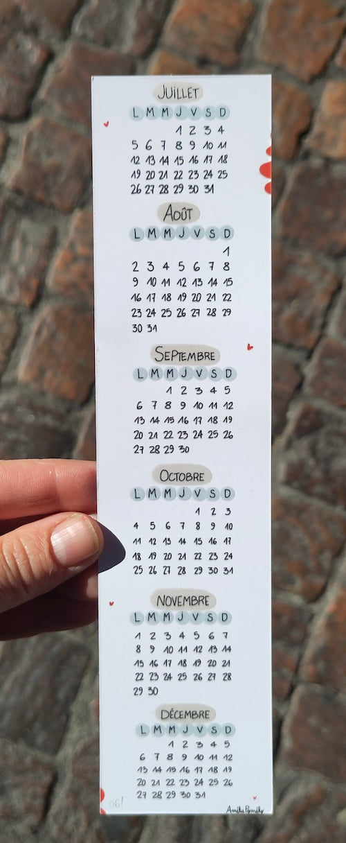 Marque-pages avec un oiseau et une grille du calendrier recto verso. Les dates et les dessins sont en vernis sélectif ce qui donne une qualité à l'objet. Cadeau Noel, nouvel an , anniversaire
