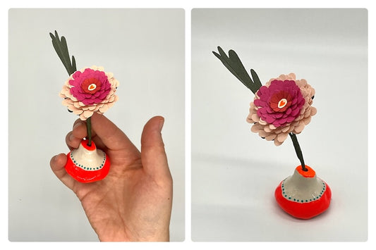 Mini pâquerette rose en papier avec un mini vase en argile. Pièce unique, idéale pour une décoration d'intérieure ou un cadeau