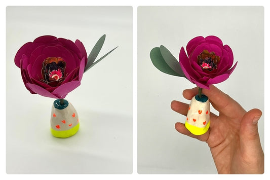 Mini fleur fushia en papier avec un mini vase en argile. Pièce unique, idéale pour une décoration d'intérieure ou un cadeau