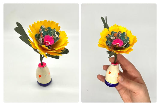 Mini fleur jaune en papier avec un mini vase en argile. Pièce unique, idéale pour une décoration d'intérieure ou un cadeau