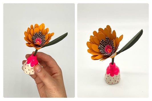Mini fleur orangée en papier avec un mini vase en argile. Pièce unique, idéale pour une décoration d'intérieure ou un cadeau