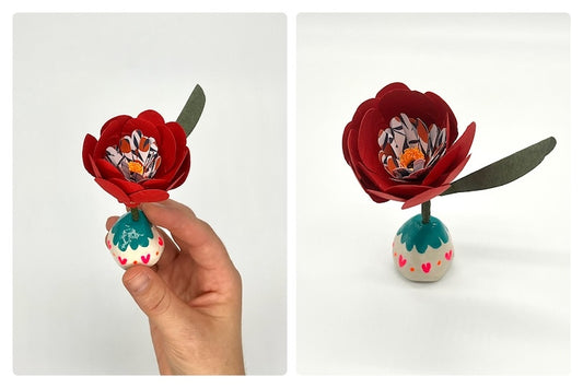 Mini fleur rouge en papier avec un mini vase en argile. Pièce unique, idéale pour une décoration d'intérieure ou un cadeau