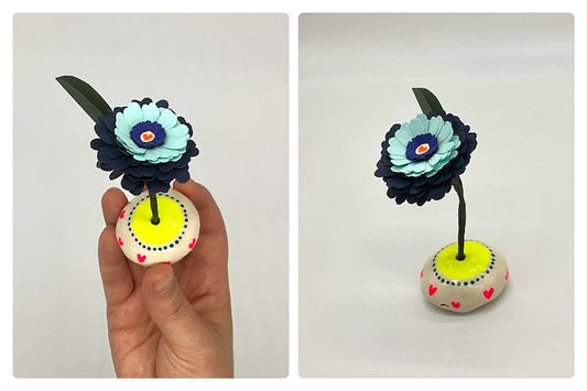 Mini fleur bleue en papier avec un mini vase en argile. Pièce unique, idéale pour une décoration d'intérieure ou un cadeau