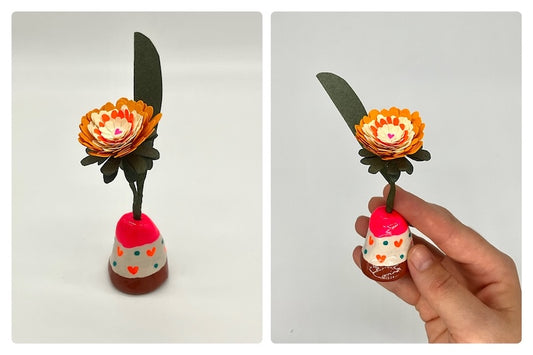 Mini pâquerette orangée en papier avec un mini vase en argile. Pièce unique, idéale pour une décoration d'intérieure ou un cadeau