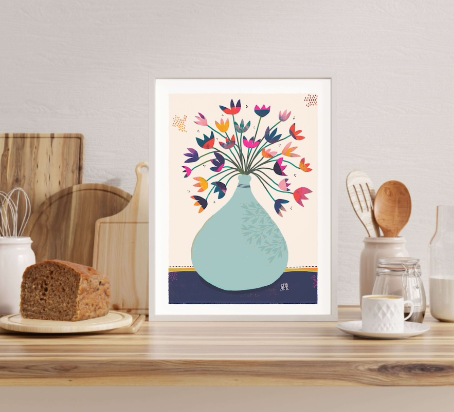Affiche représentant un gros bouquet de fleurs colorées dans un vase en forme de poire de couleur bleu clair