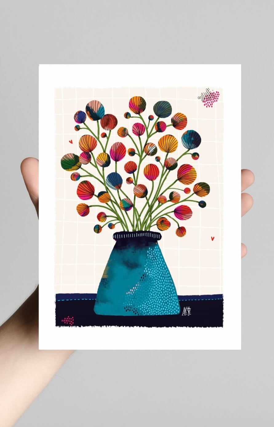 Affiche représentant un gros bouquet de fleurs en forme de boules multicolores. Dans un gros vase en forme de cône bleu.