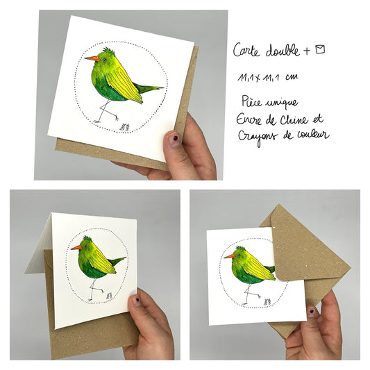 Carte double carrée. Dessin réalisé à la main sur du papier 300G avec de l'encre de Chine et des crayons de couleur. Le dessin représente un grand oiseau vert avec une aile qui est vert-jaune. La carte est founie avec son enveloppe recyclée.