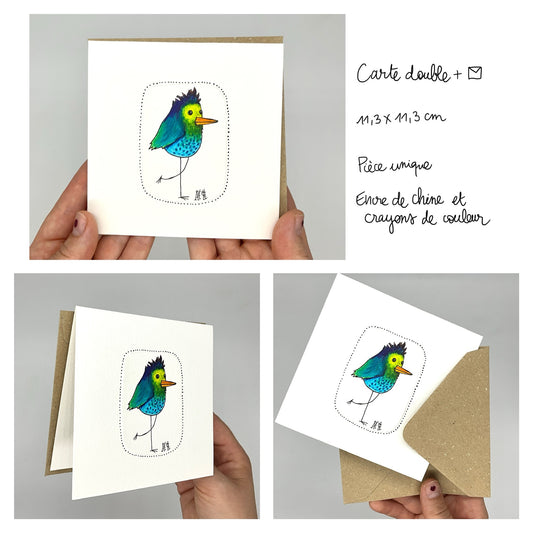 Carte double carrée. Dessin réalisé à la main sur du papier 300G avec de l'encre de Chine et des crayons de couleur. Le dessin représente un oiseau aux longues pattes, avec un corps allant du bleu clair au bleu foncé. vert clair au niveau des yeux. La carte est fournie avec son enveloppe recyclée.