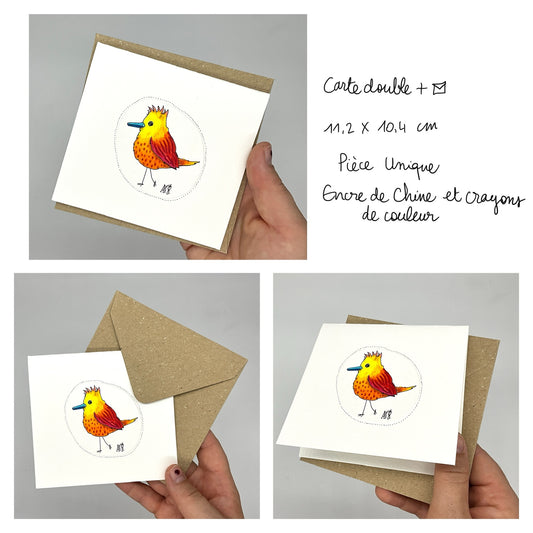 Carte double carrée. Dessin réalisé à la main sur du papier 300G avec de l'encre de Chine et des crayons de couleur. Le dessin représente un petit oiseau au corps orange, une aile rouge et une tête jaune. Le bec est bleu. La carte est founie avec son enveloppe recyclée.