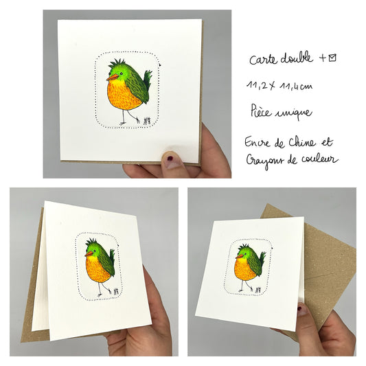 Carte double carrée. Dessin réalisé à la main sur du papier 300G avec de l'encre de Chine et des crayons de couleur. Le dessin représente un oiseau grassouillet avec de courtes pattes. Il a un ventre rond jaune orangé, des ailes et une queue vert foncé et une tête verte claire. La carte est fournie avec son enveloppe recyclée.