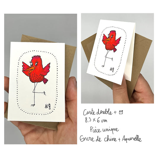 Petite carte double rectangulaire avec son enveloppe recyclée. Dessin réalisé à la main sur du papier 300G avec de l'encre de Chine et des crayons de couleur. Le dessin représente un oiseau rouge qui a les ailes levées.
