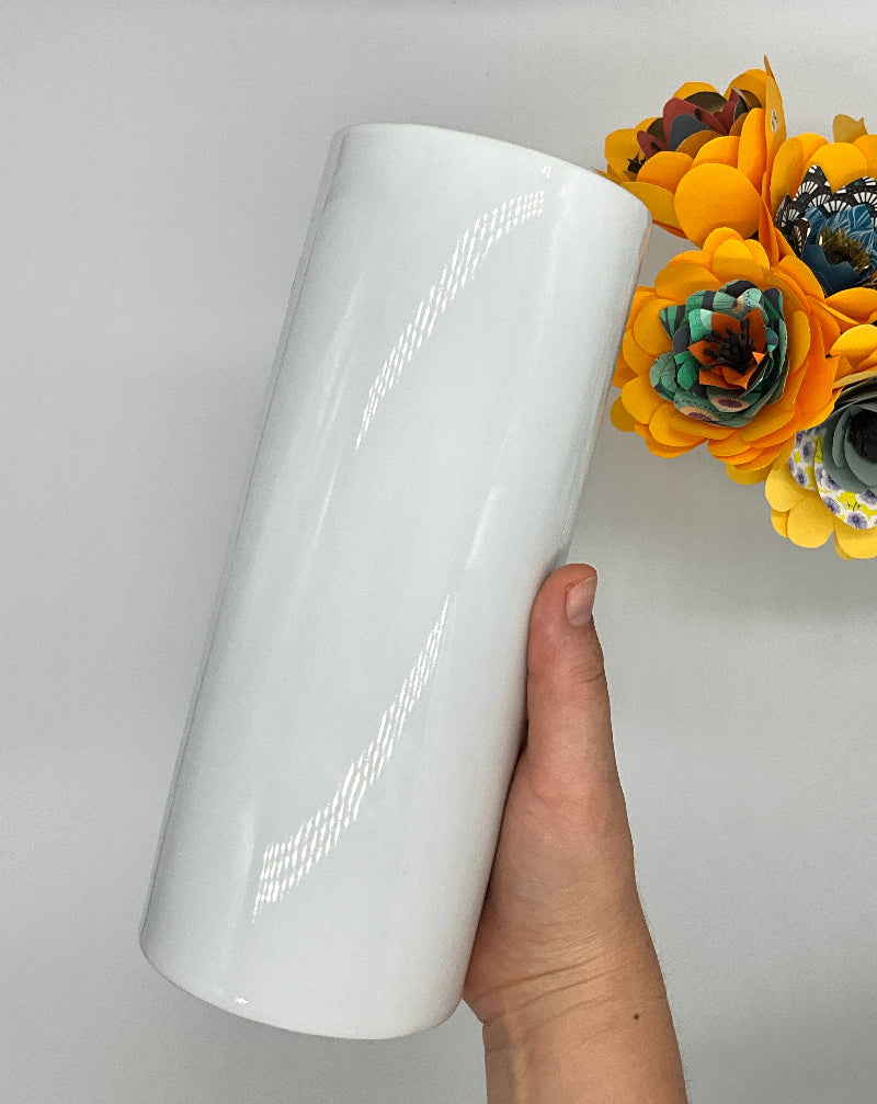 photos représentant un grand vase long en porcelaine
