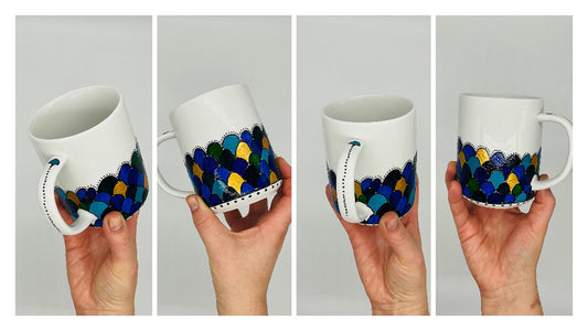 Mug en porcelaine peint à la main avec des motifs écaillés de poisson, tons bleus. Idéal pour le café, un thé ou un chocolat chaud. Pièce unique