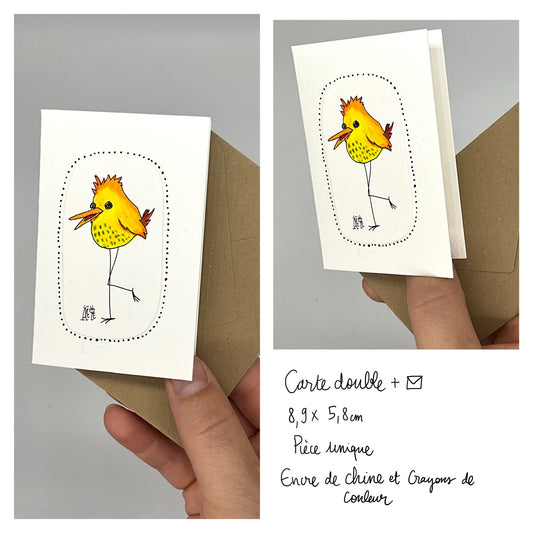 Petite carte double rectangulaire avec son enveloppe recyclée. Dessin réalisé à la main sur du papier 300G avec de l'encre de Chine et des crayons de couleur. Dessin représentant un petit oiseau jaune aux longues pattes.