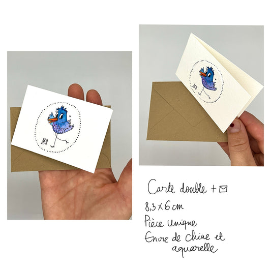 Petite carte double rectangulaire avec son enveloppe recyclée. Dessin réalisé à la main sur du papier 300G avec de l'encre de Chine et aquarelle. Dessin représentant un petit oiseau bleu avec les ailes en l'air.