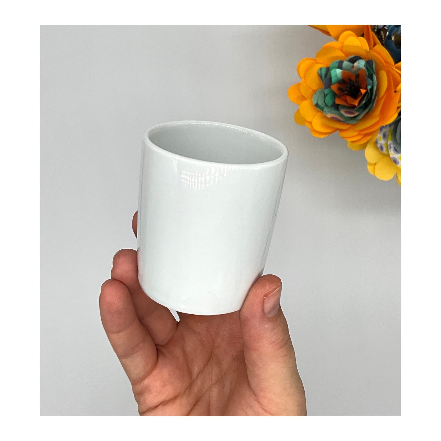 photos représentant une tasse à café en porcelaine.