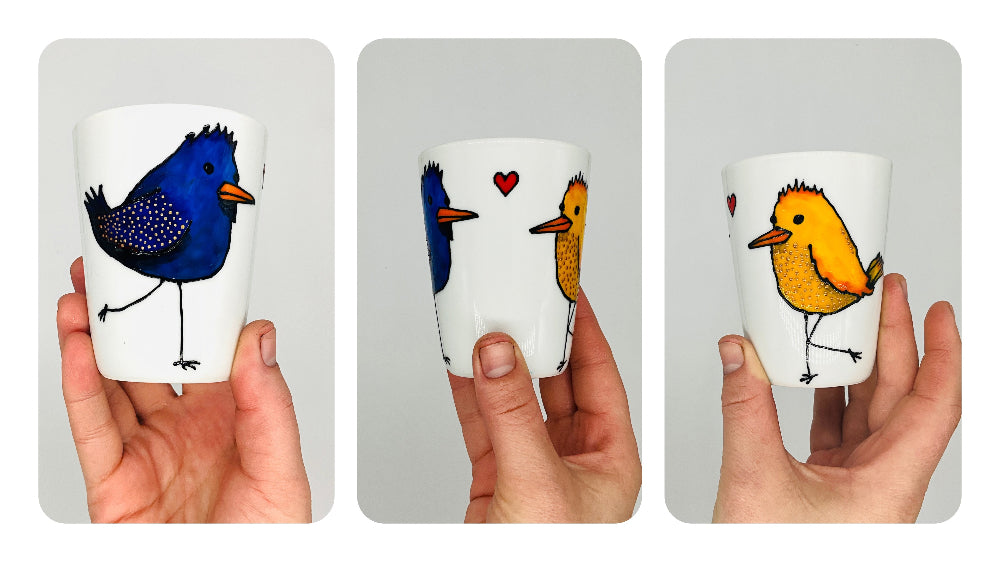 Moyenne tasse sans anse avec des oiseaux peints à la main, porcelaine, pièce unique.