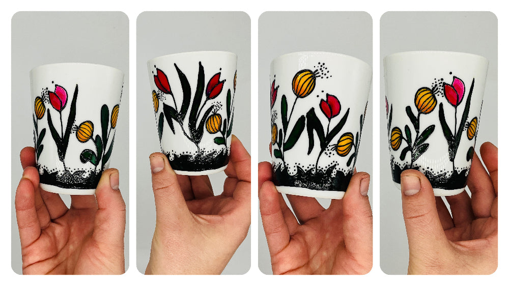 Moyenne tasse sans anse avec des fleurs peintes à la main, porcelaine, pièce unique. idéale pour le café. Idée cadeau