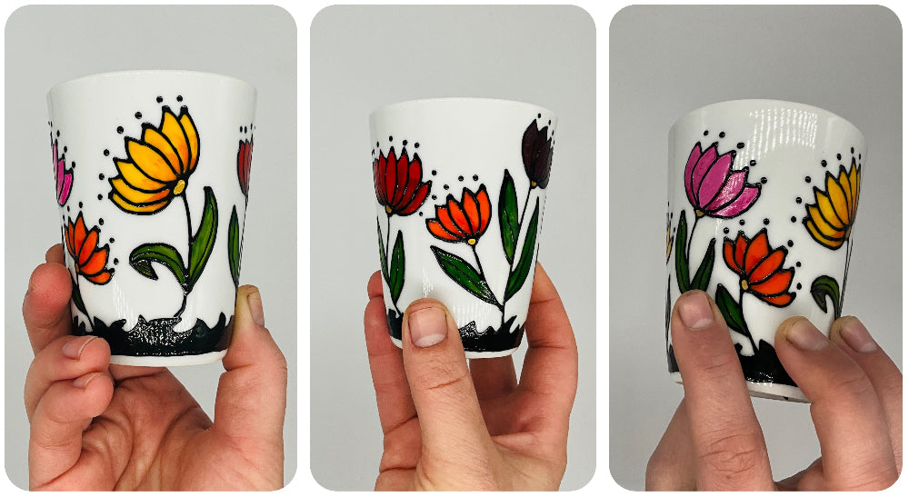 Moyenne tasse sans anse avec des fleurs peintes à la main, porcelaine, pièce unique. idéale pour le café. Idée cadeau