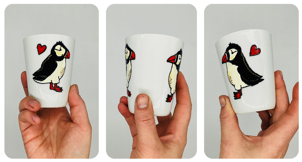 Moyenne tasse sans anse avec des oiseaux peints à la main, porcelaine, pièce unique. idéale pour le café. Idée cadeau
