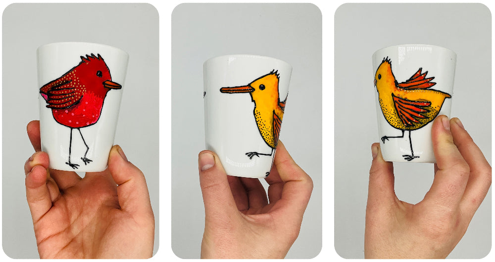 Moyenne tasse sans anse avec des oiseaux peints à la main, porcelaine, pièce unique. idéale pour le café. Idée cadeau