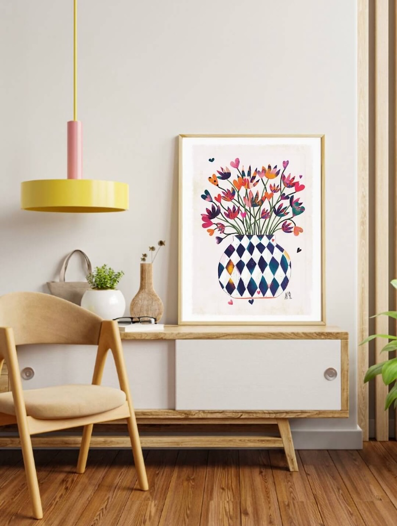 Affiche représentant un gros bouquet de fleurs colorées dans un grand vase rond quadrillé bleu et blanc.