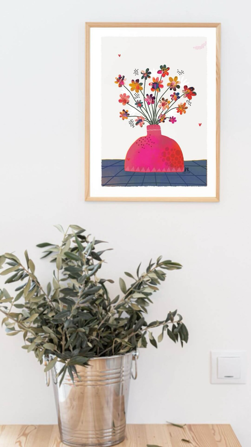 Petite affiche murale représentant un bouquet de fleurs colorées dans un vase en demi sphère de couleur rose.