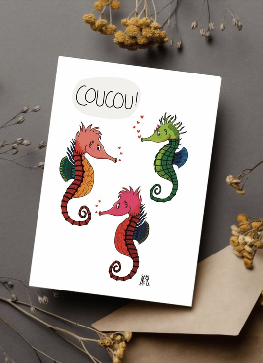 Carte postale de format A6 (Classique) Trois hyppocampes multicolors recrachant des petits coeurs. Une bulle au-dessus :"Coucou!"