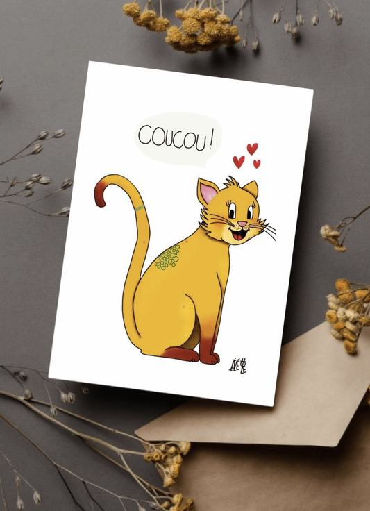 Carte postale de format A6 (Classique) un chat jaune assis de profil mais qui a sa tête vers le spectateur. Une bulle au-dessus : "Coucou!" avec 3 coeurs.