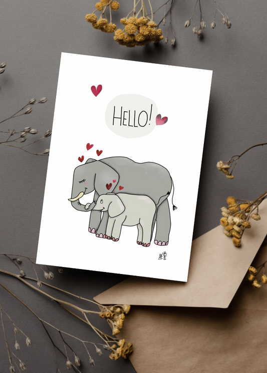 Carte postale de format A6 (Classique) Un éléphant gris et son petits se tiennent par la trompe. Plein de coeurs autour. Au-dessus une bulle où il est écrit :"Hello!"