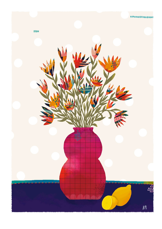 Bouquet de fleurs multicolores qui ont la forme de peigne. Le vase est rose et de forme de huit. À côté du vase deux citrons jaunes.