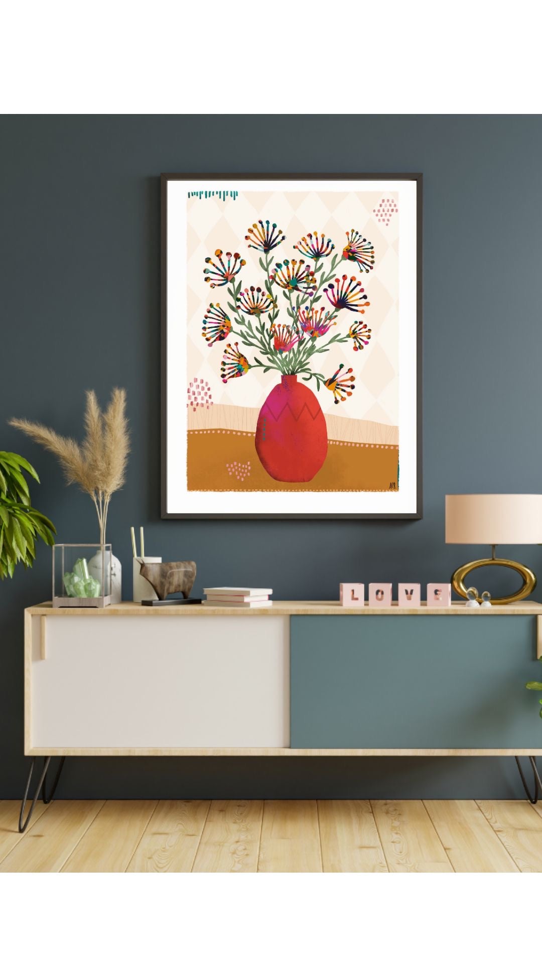 Grande affiche représentant un bouquet de fleurs imaginaires. Le vase est de forme ovale et de couleur rouge rose.