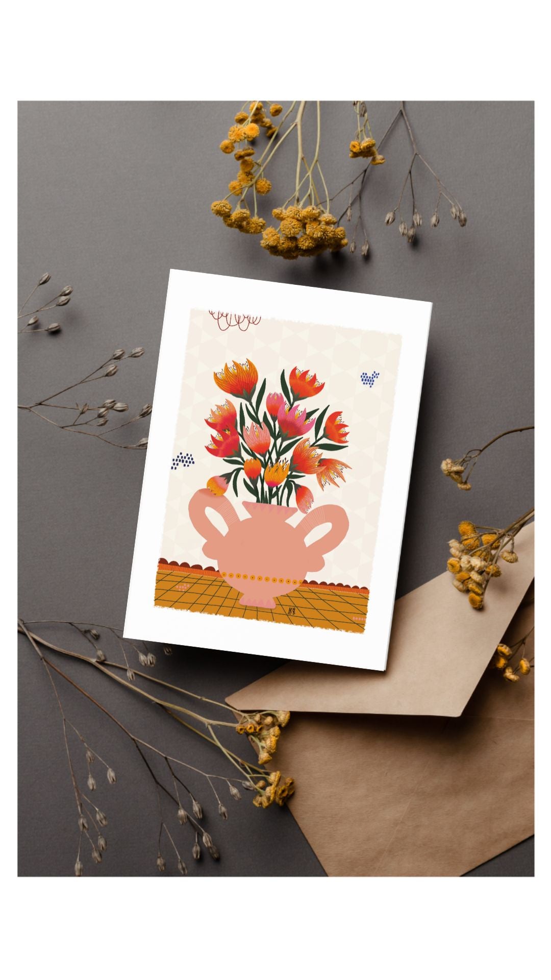Carte postale format A6 avec son enveloppe. Carte qui représente un bourque de fleurs rouges orangées dans un vase saumon de forme ronde avec deux grandes anses