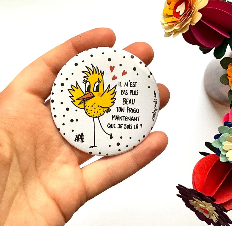 Magnet rond pour un frigo avec le dessin d'un oiseau jaune et une phrase humoristique