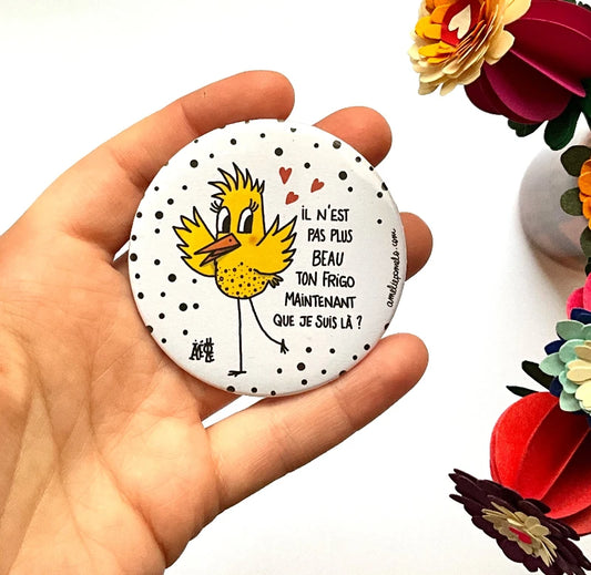 Magnet rond pour un frigo avec le dessin d'un oiseau jaune et une phrase humoristique