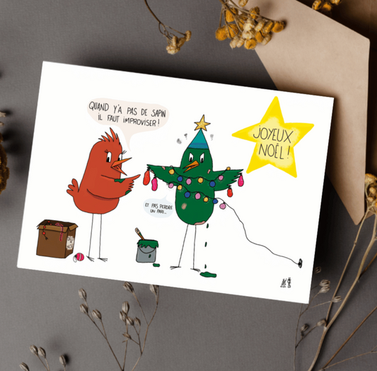 Carte postale humoristique avec un oiseau qui se déguise en sapin, idéale pour noël. 