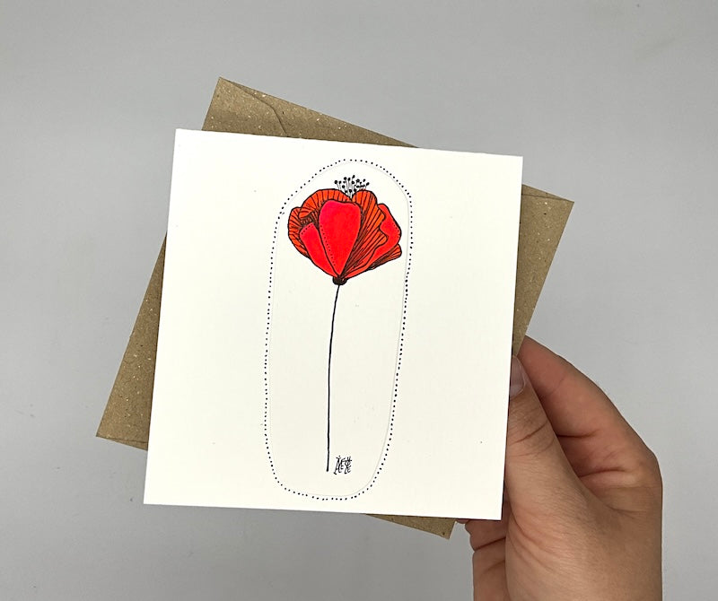 Carte double unique avec le dessin d'une fleur rouge. idéale pour une personne qui aime les fleurs