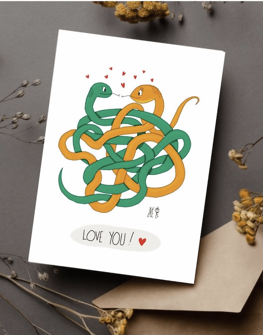 Deux serpents un jaune et l'autre vert sont emmêlés. Les têtes sont face à face avec plein de petits coeurs au-dessus. une bulle avec "I love you" inscrit en dessous. 