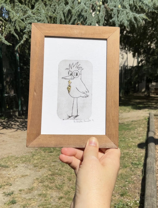 Gravure sur tétrapack représentant un oiseau avec une paire de lunettes et une cravate à la feuille d'or. Pièce unique. idéale pour un cadeau. 
