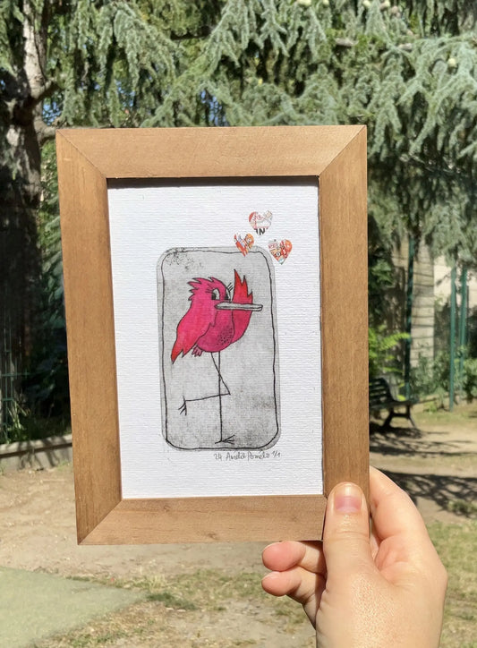 Gravure sur tétrapack représentant un oiseau rose au long bec avec trois coeurs découpés dans une carte routière. pièce unique