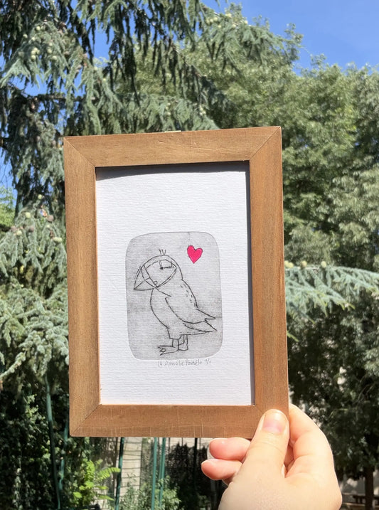 Gravure sur tétrapack représentant un macareux avec un coeur rose fluo. Pièce unique. 