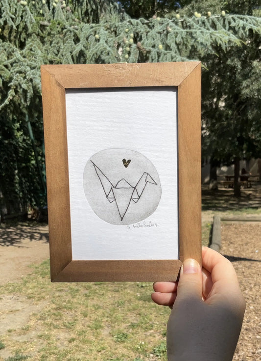 Gravure sur tétrapack représentant un oiseau en origami avec un coeur à la feuille d'or. Pièce unique. idée cadeau et déco. 