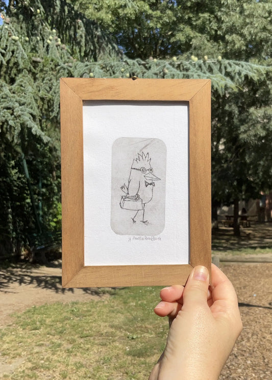 Gravure sur tétrapack représentant un oiseau avec lunettes, noeud papillon et valise partant travailler. Pièce unique. idéale pour un cadeau ou pour une décoration intérieures originale