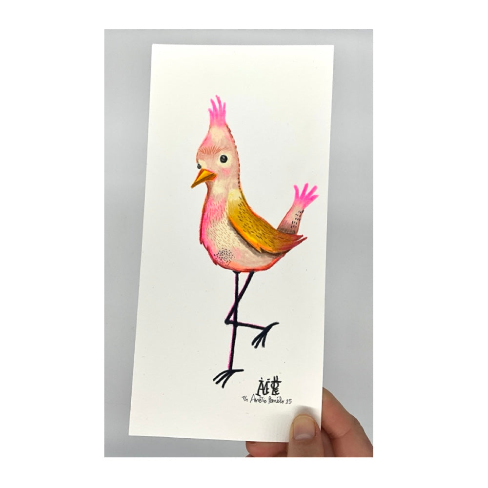 Oiseau dessiné avec des crayons de couleurs. dans les tons roses, crête rose fluo